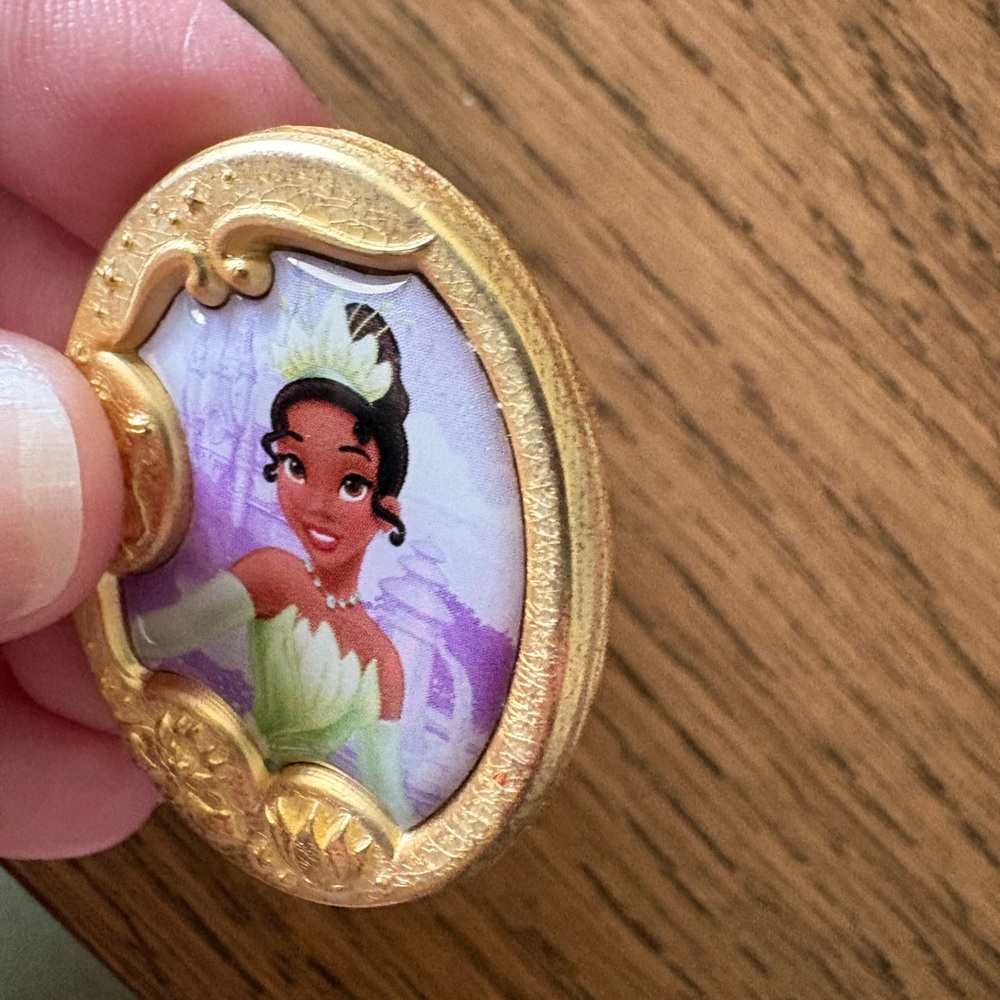 Disney Princess Gold Pin Set - Picture 3 of 3
